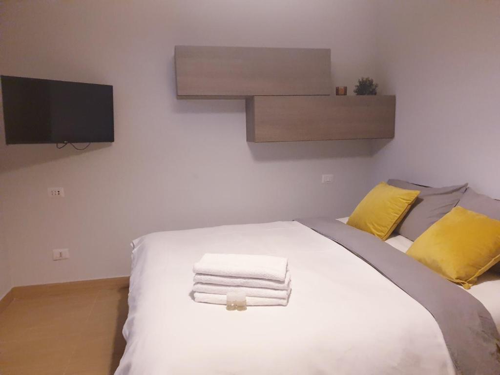 Postel nebo postele na pokoji v ubytování Michelangelo Apartments con parcheggio gratuito in loco e self check in