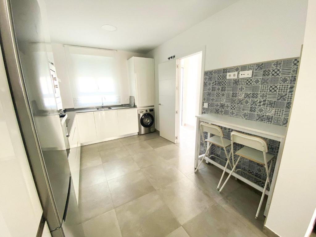 Kuchyň nebo kuchyňský kout v ubytování Casa moderna, piscina, playa, TV75, Netflix, PS4