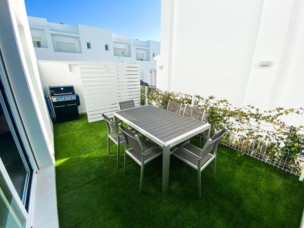 Zahrada ubytování Casa moderna, piscina, playa, TV75, Netflix, PS4
