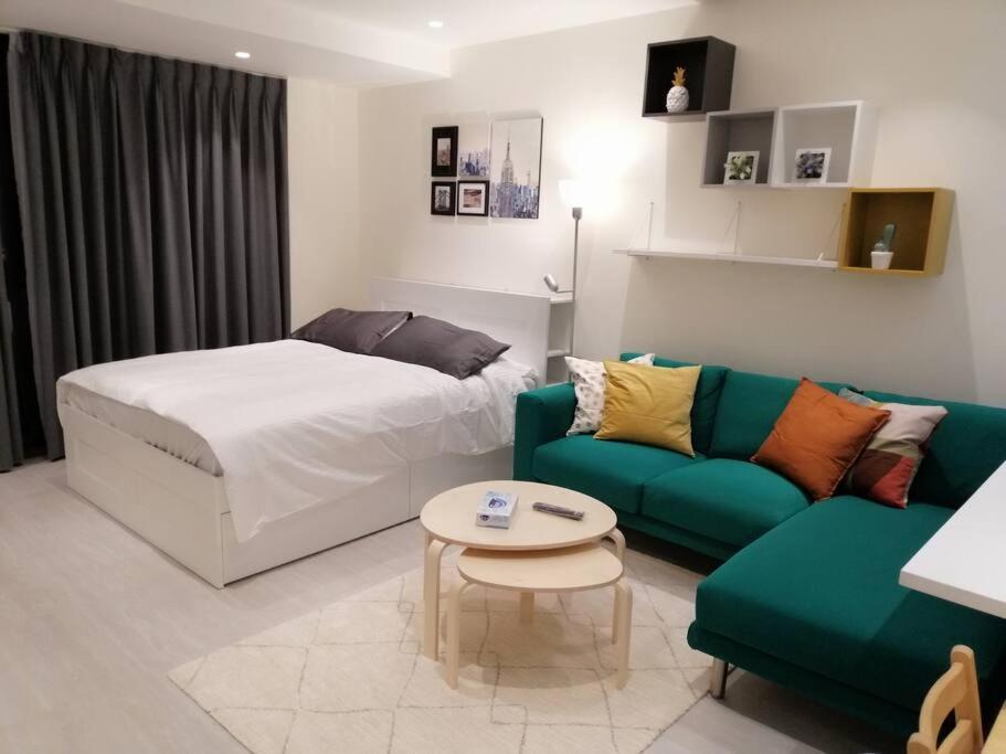 une chambre avec un lit, un canapé et une table dans l'établissement Amazing Studio in DAMAC, à Amman