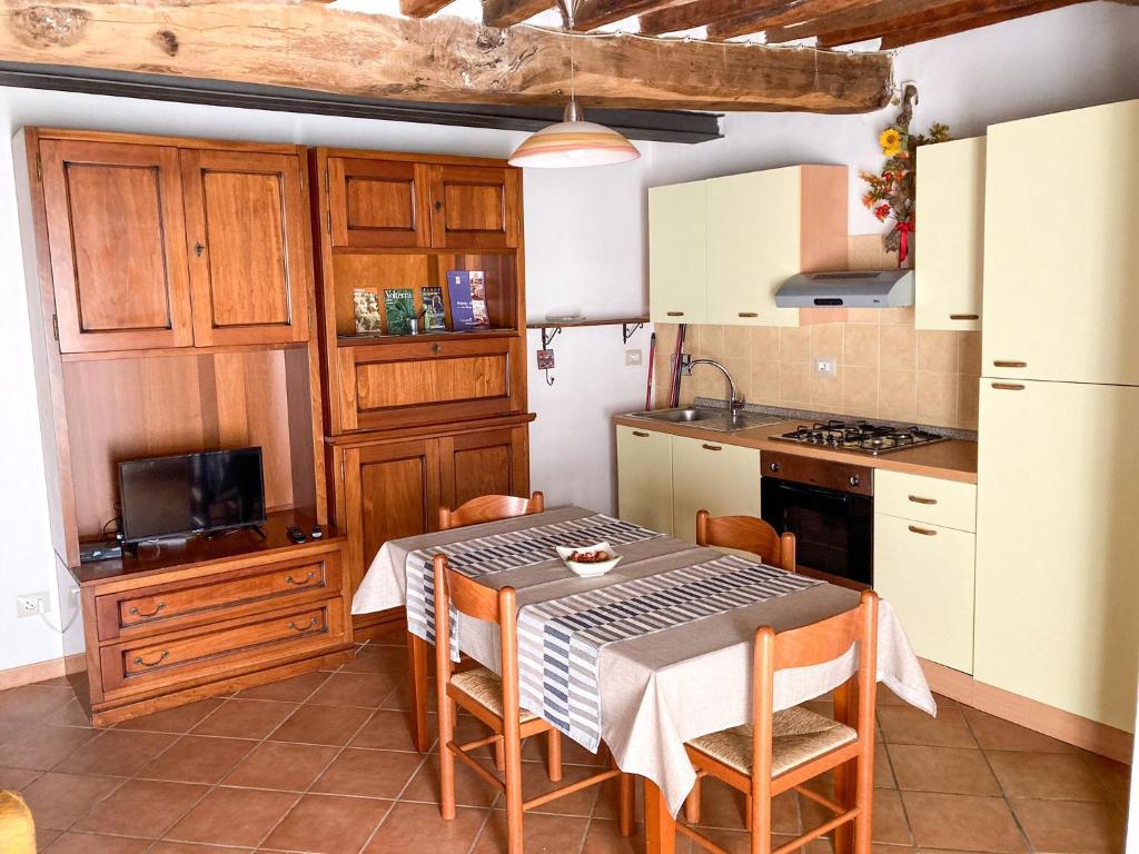 una cucina con tavolo e sedie di Agorà a Montecatini Val di Cecina