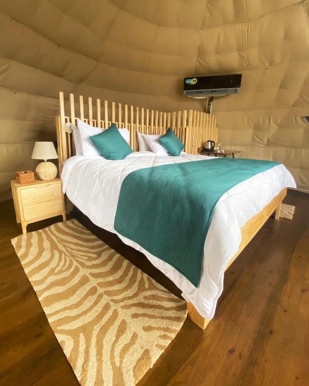 Postel nebo postele na pokoji v ubytování Kintiri Glamping