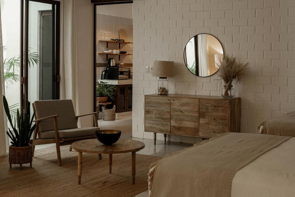 - une chambre avec un lit, un miroir et une chaise dans l'établissement Narrativ Lofts - Serena - Beautiful Colonial Suite, à Campeche