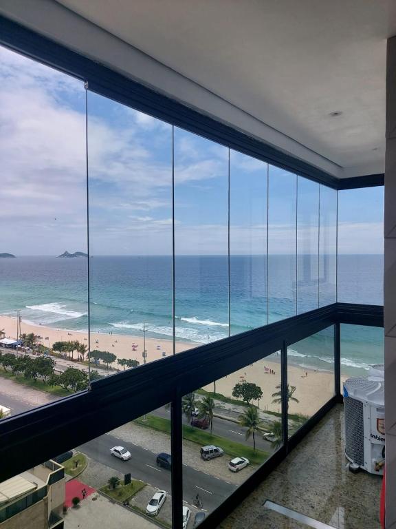 Hotel Apartamento Frente da praia Barra Bella Beach, a view of the ocean from a building at Apartamento Frente da praia Barra Bella Beach in Rio de Janeiro
