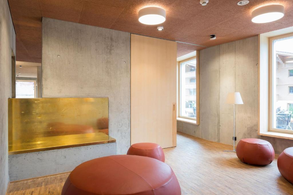 Posezení v ubytování Saanen Gstaad Youth Hostel