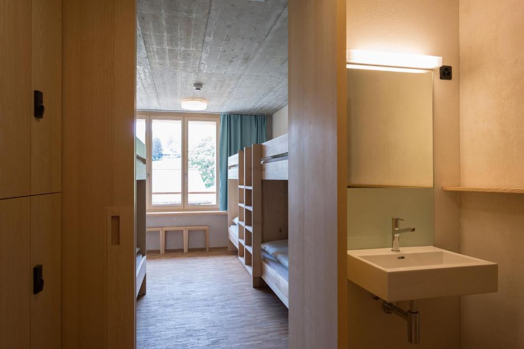 Postel nebo postele na pokoji v ubytování Saanen Gstaad Youth Hostel
