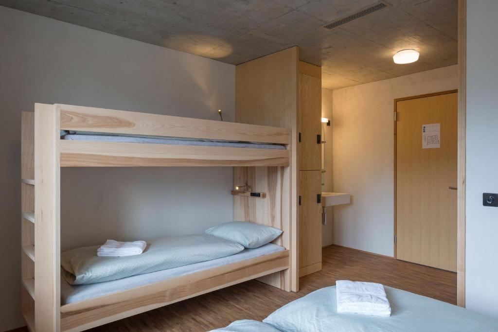 Postel nebo postele na pokoji v ubytování Saanen Gstaad Youth Hostel