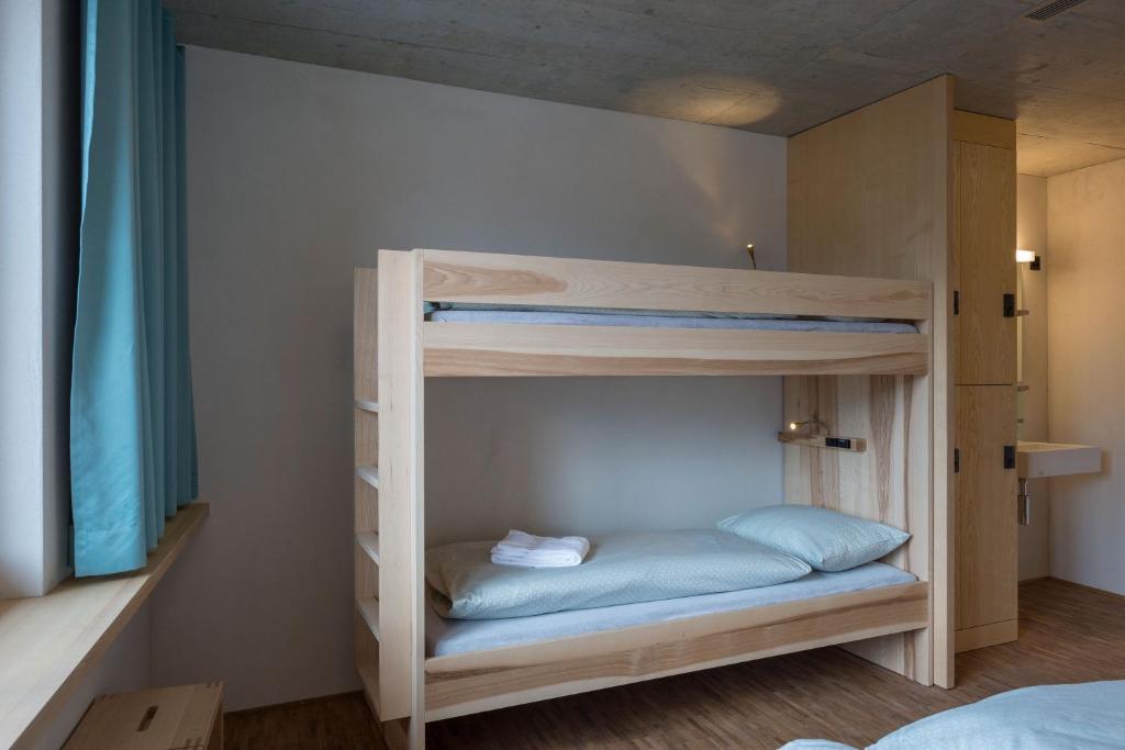 Postel nebo postele na pokoji v ubytování Saanen Gstaad Youth Hostel