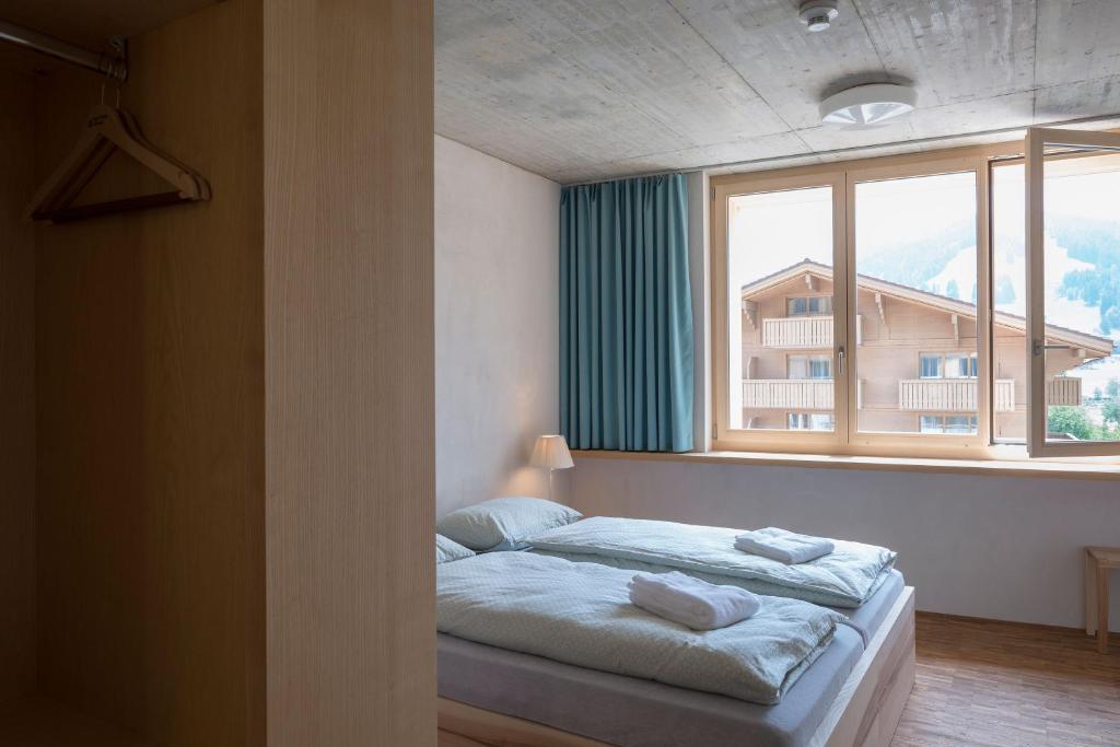 Postel nebo postele na pokoji v ubytování Saanen Gstaad Youth Hostel