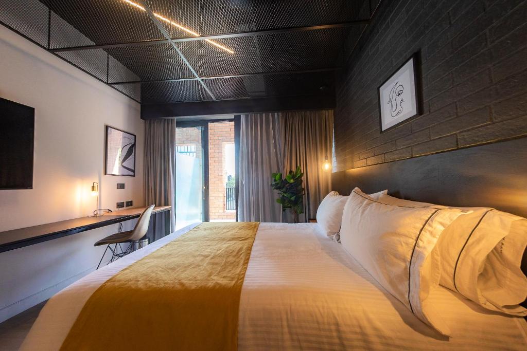Postel nebo postele na pokoji v ubytování FULTON Business Luxury HOTEL