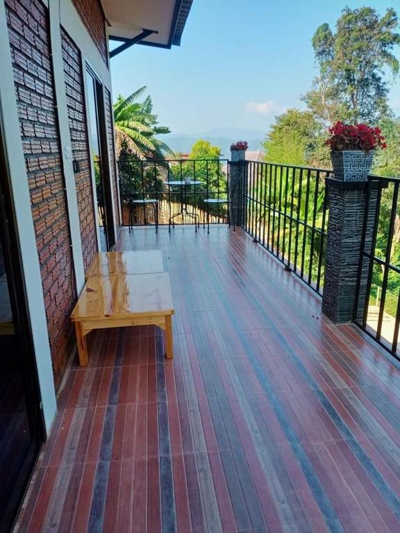 Balkón nebo terasa v ubytování หลับสบายที่ดอยตุง Zuh meh ja Home lodge