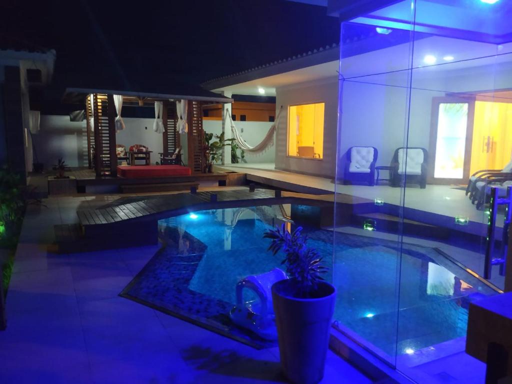 uma casa com piscina à noite em Casa de Praia em Porto Seguro