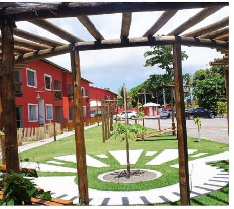 małe drzewko na środku podwórka w obiekcie Village Ecoville das Mangueiras fica a 3km da praia de Guarajuba w mieście Camaçari