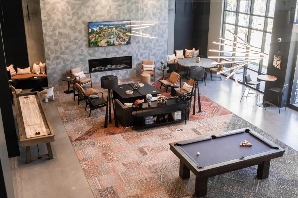 Posezení v ubytování Experience District Midtown Reno Condos by Barsala