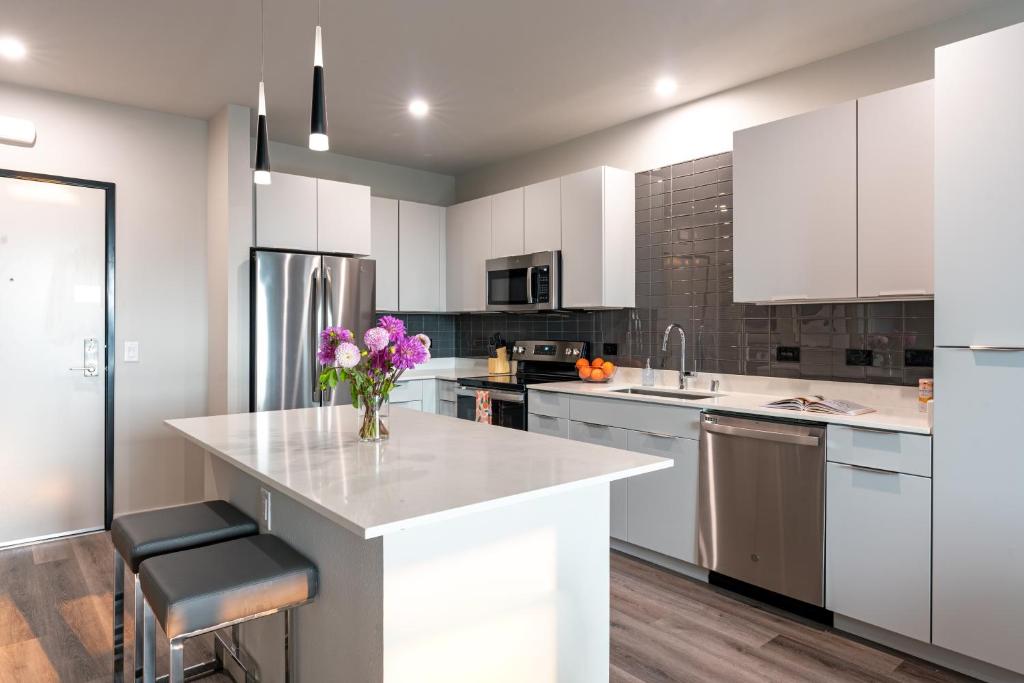 Kuchyň nebo kuchyňský kout v ubytování Experience District Midtown Reno Condos by Barsala
