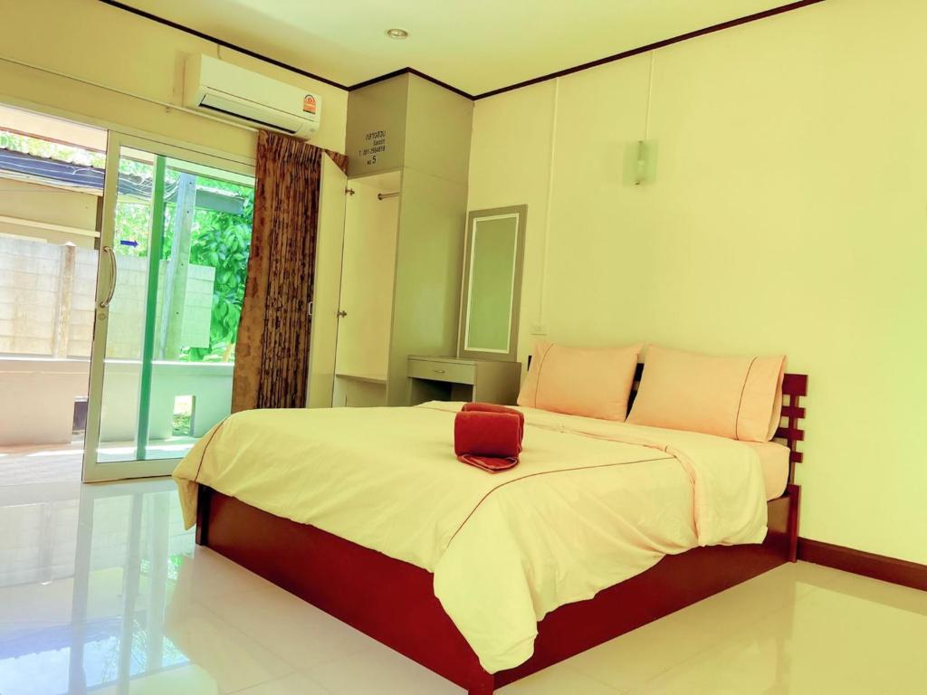 A bed or beds in a room at Klangsuan Resort กลางสวน รีสอร์ท แกลง
