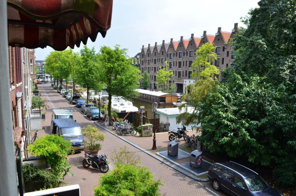 Blick auf eine Straße mit Autos und Motorrädern in der Unterkunft Hotel de Munck in Amsterdam