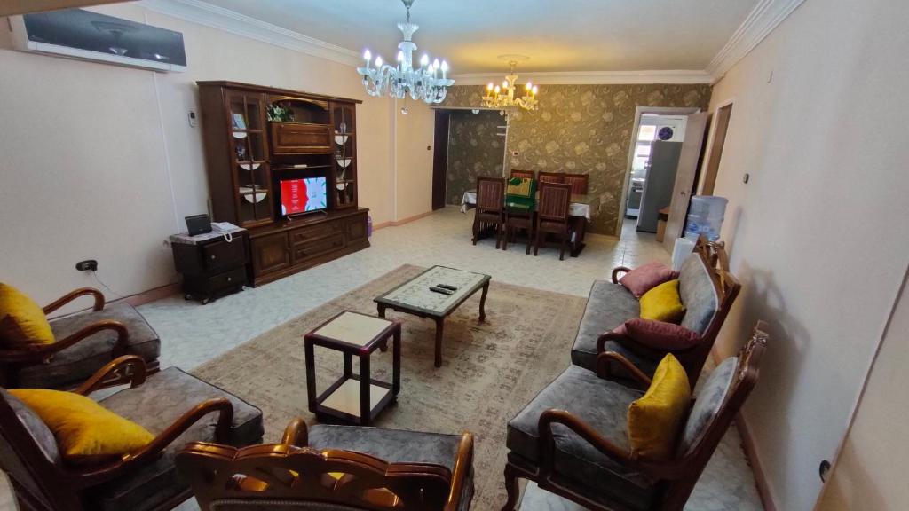A television and/or entertainment centre at شقة مكرم عبيد للعائلات B 20