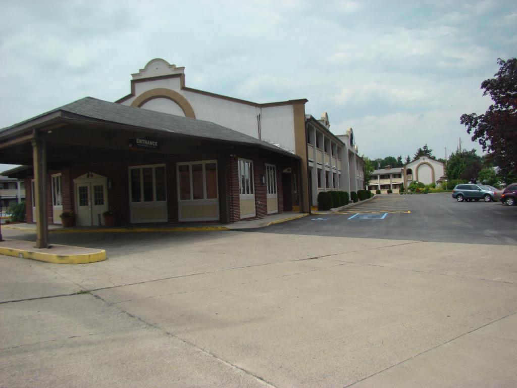 um parque de estacionamento vazio em frente a um edifício em Aderi Hotel Near Bucknell University em Lewisburg