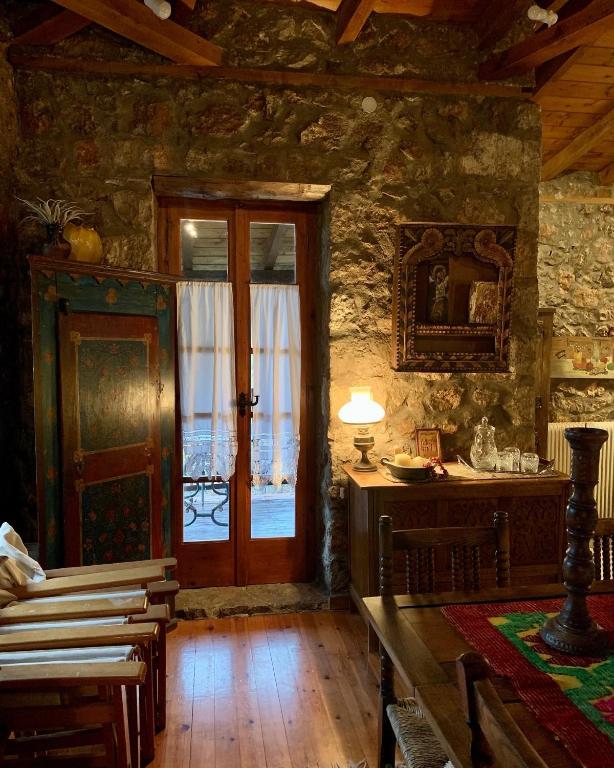 Fotografia z galérie ubytovania MARIOLATA STONE HOUSE v destinácii Lílaia