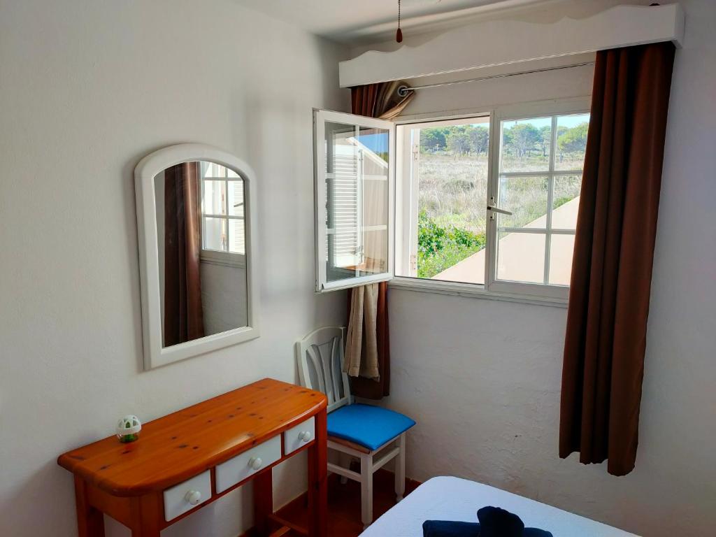 プンタ・グロッサにあるCASTELLSOL ARENAL HOME BEACHのベッドルーム(デスク、窓、椅子付)