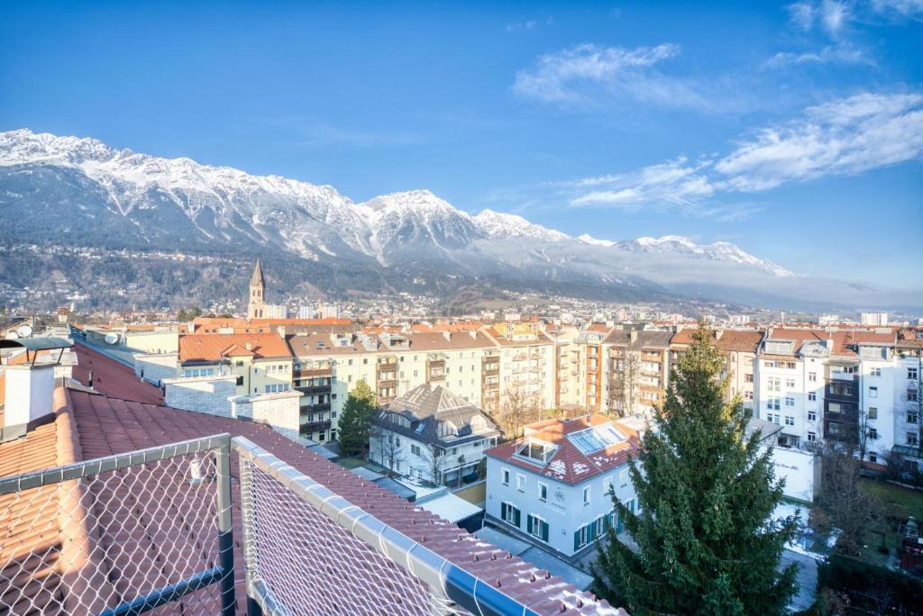 Nespecifikovaný výhled na hory nebo výhled na hory při pohledu z hotelu