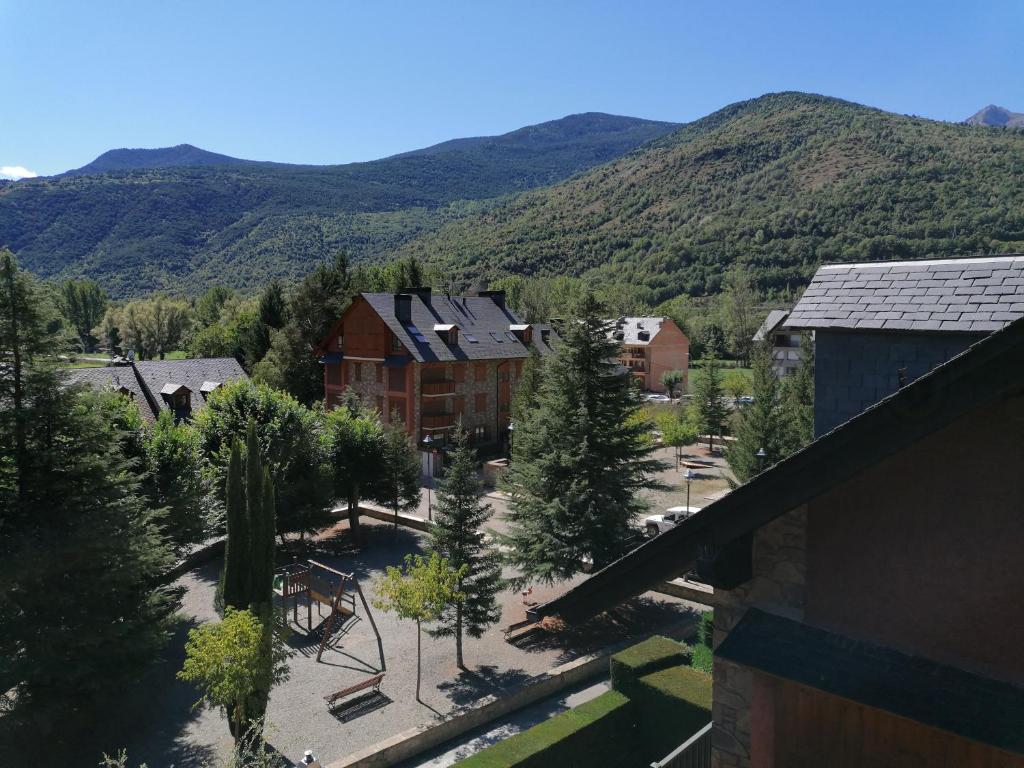 Vistas a una ciudad con montañas en el fondo en Buhardilla d'Esterri, en Esterri d'Àneu