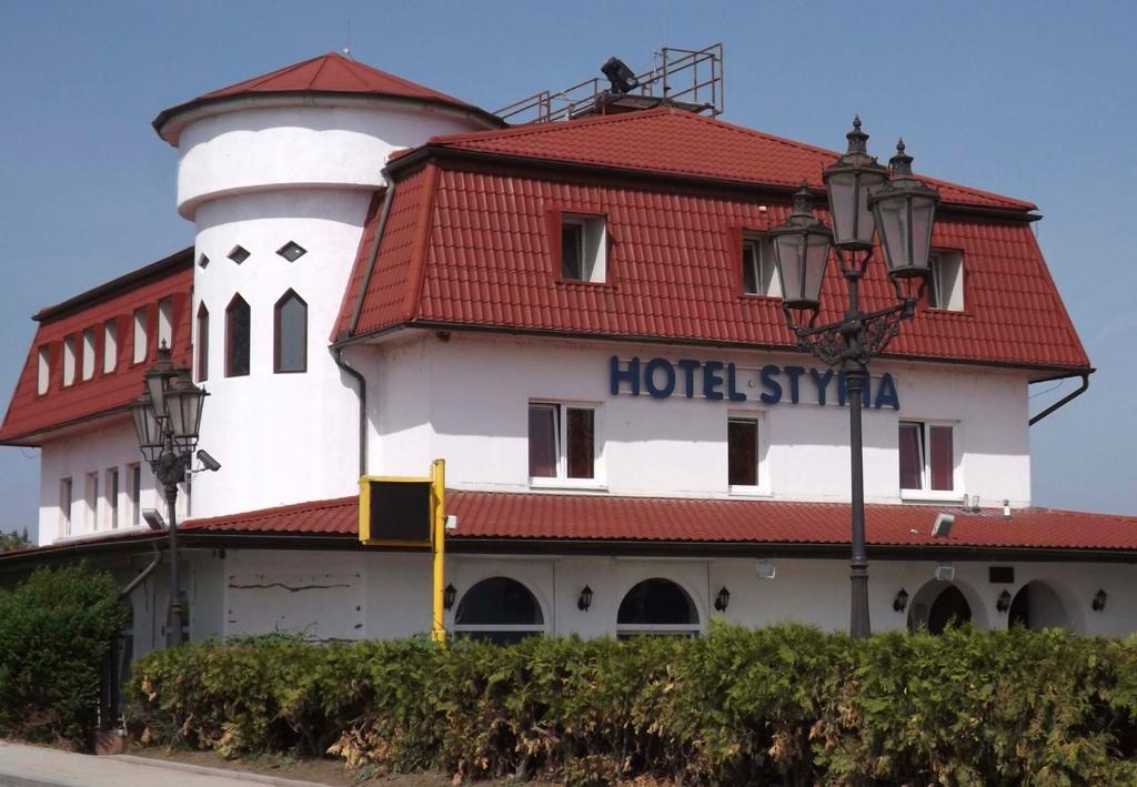ein Gebäude im Hotelstil mit rotem Dach in der Unterkunft Styria hotel Chvalovice in Znojmo
