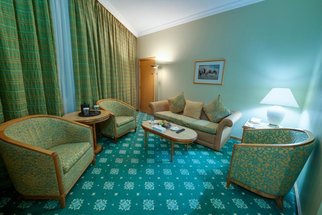 Posedenie v ubytovaní Grand Continental Hotel