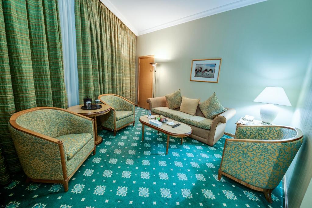 Posedenie v ubytovaní Grand Continental Hotel