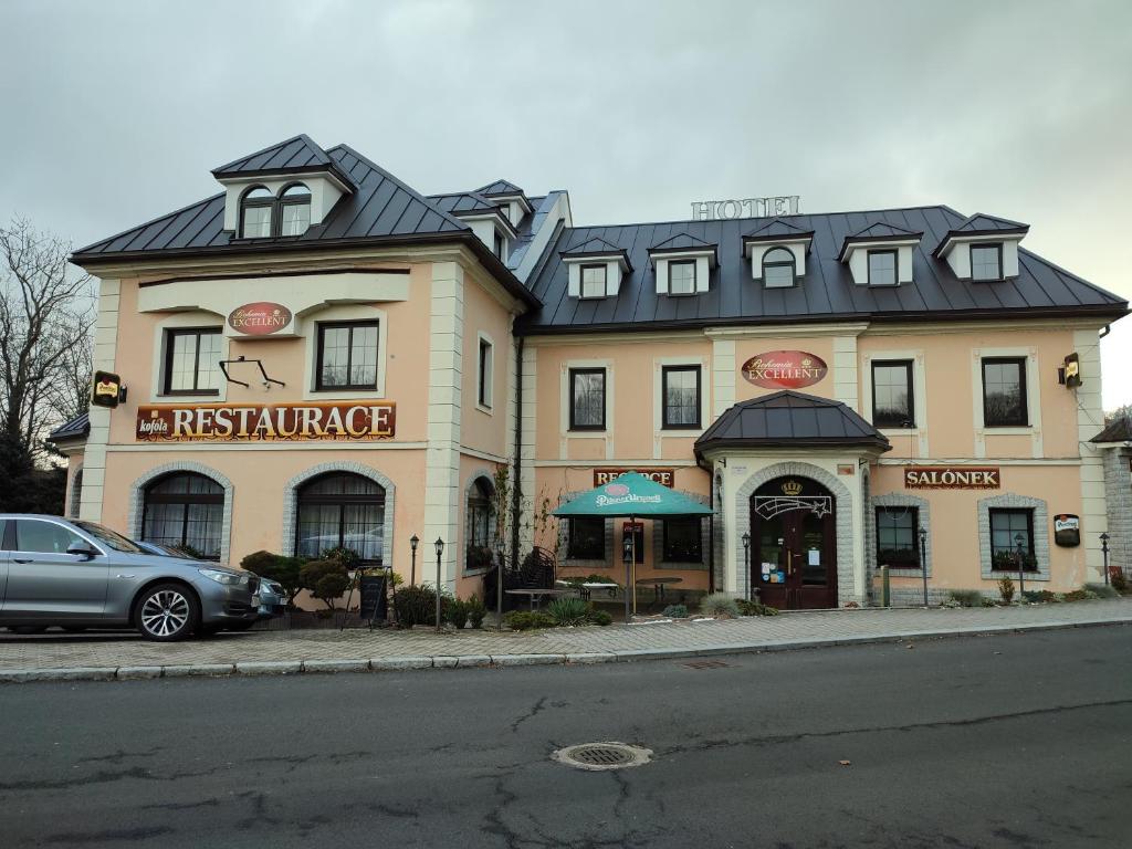 un edificio en una calle con un coche aparcado delante en Hotel Bohemia Excellent en Klášterec nad Ohří