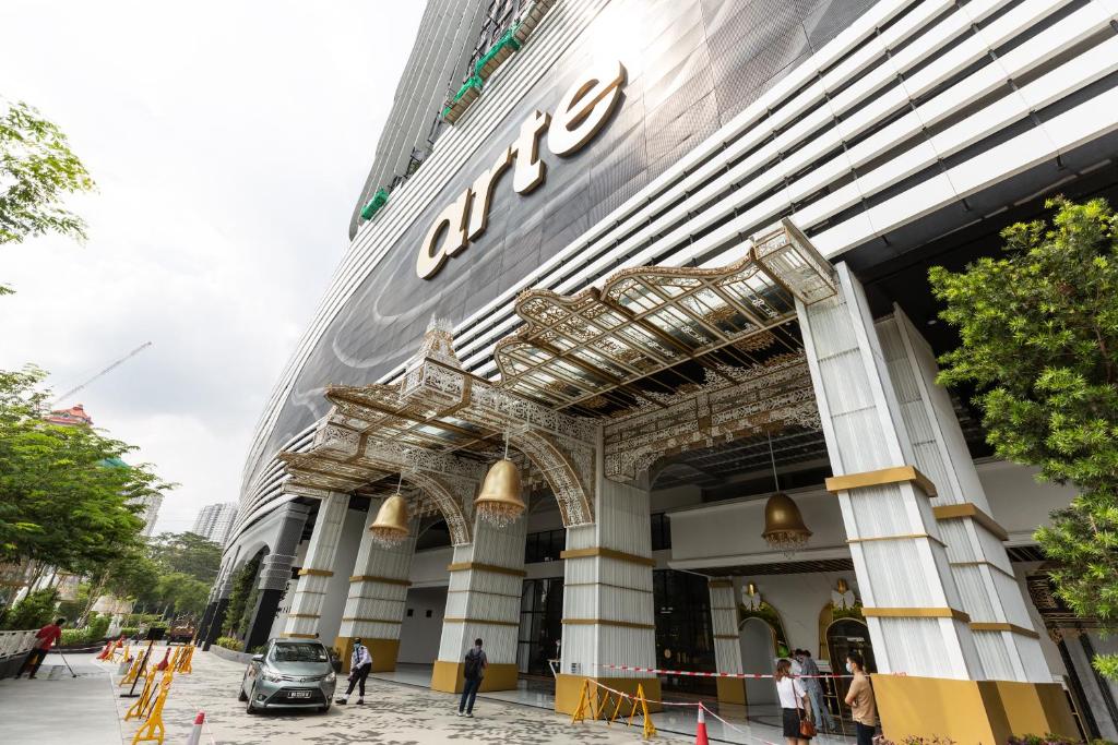 eine Ladenfront eines Gebäudes mit einem Schild darauf in der Unterkunft Near MITEC, Arte Mont Kiara by Cobnb in Kuala Lumpur