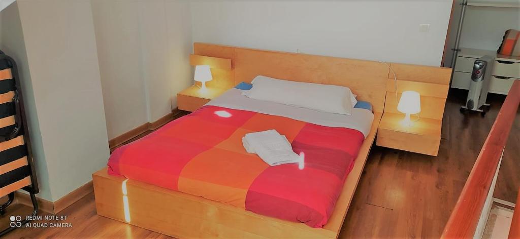 sypialnia z łóżkiem z kolorowym kocem w obiekcie TODOSIERRANEVADA - Dúplex 4 Dormitorios - VISTAS ESPECTACULARES A LA MONTANA w mieście Sierra Nevada