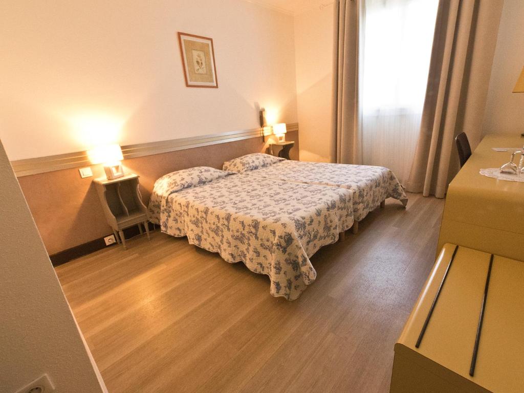 Postel nebo postele na pokoji v ubytování Hotel Les Oliviers