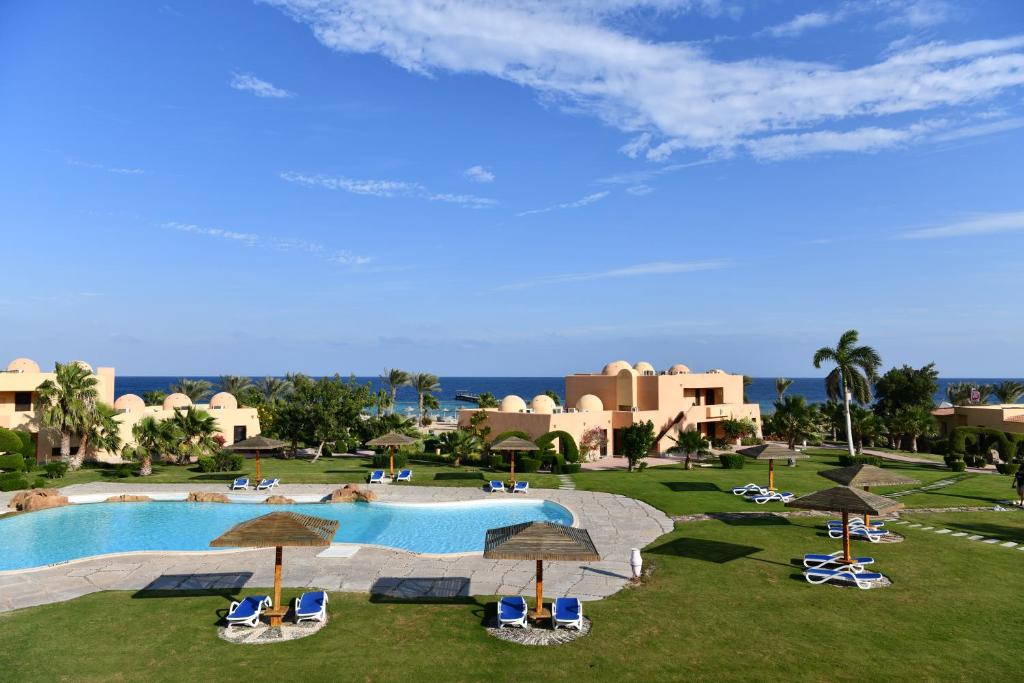 - une vue sur la piscine du complexe dans l'établissement Wadi Lahmy Azur Resort - Soft All-Inclusive, à Abū Ghuşūn