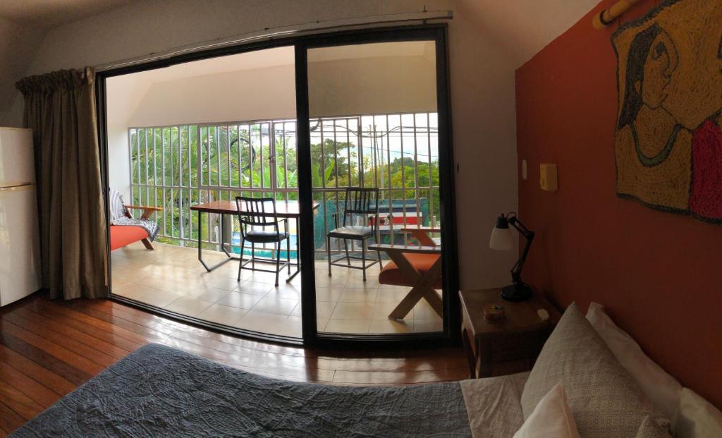 Балкон или терраса в Cockatoo Studio Apartments