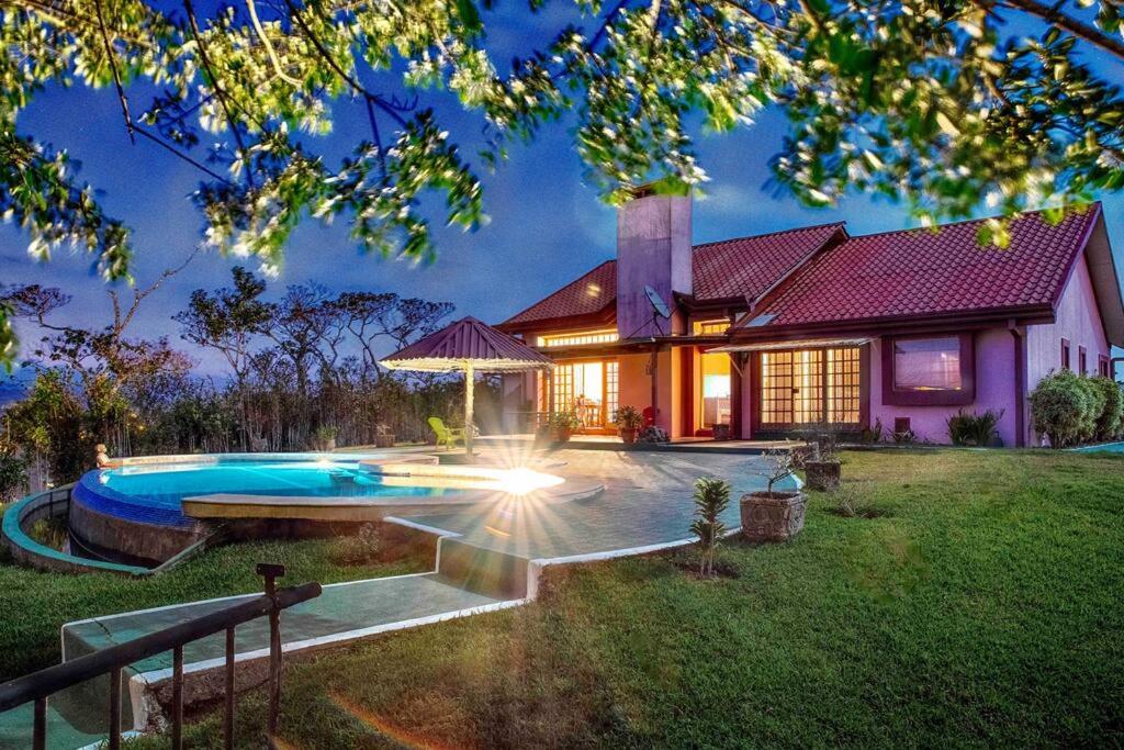 uma casa com piscina no quintal em Dream Villa, Ocean View & Pool! em San Ramón