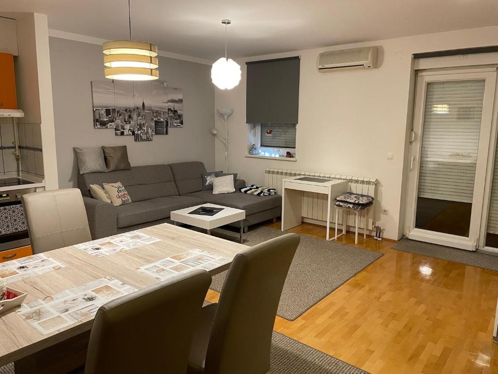 a living room with a couch and a table at Apartman Luna near Zagreb Airport in Velika Gorica