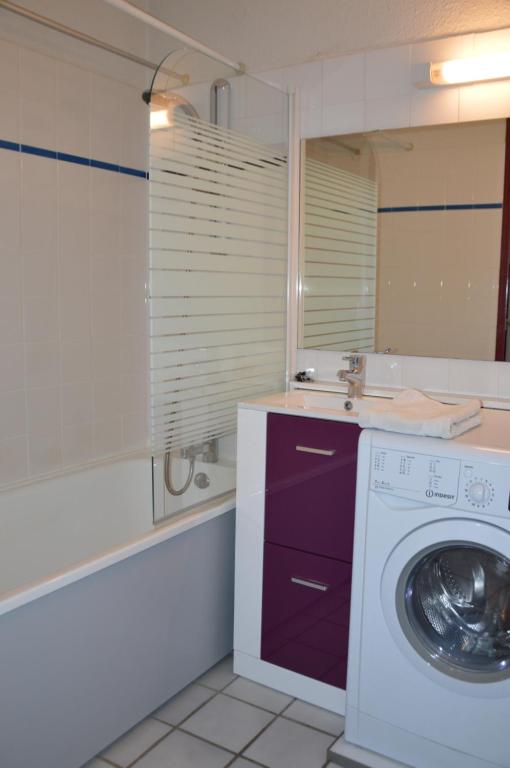 ein Badezimmer mit Waschmaschine und Waschbecken in der Unterkunft 4P - Ski Villard-Reculas domaine Alpe d'Huez in Villard-Reculas