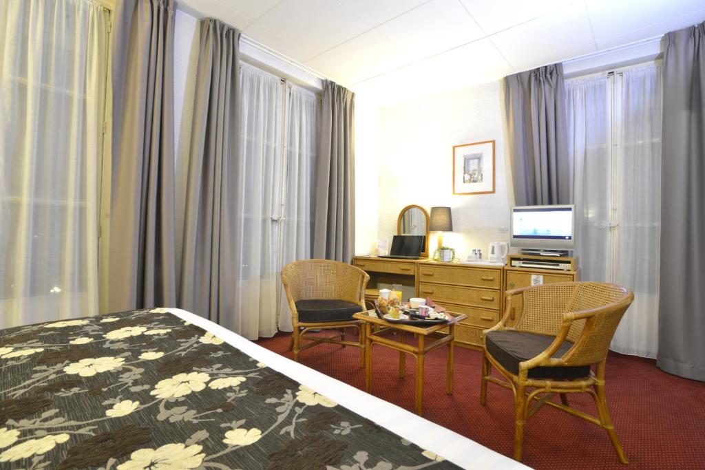 TV a/nebo společenská místnost v ubytování Hôtel d’Angleterre Grenoble Hyper-Centre