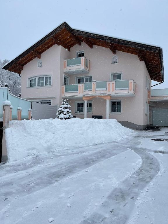 stos śniegu przed domem w obiekcie Appartment Schmidl w mieście Bischofshofen