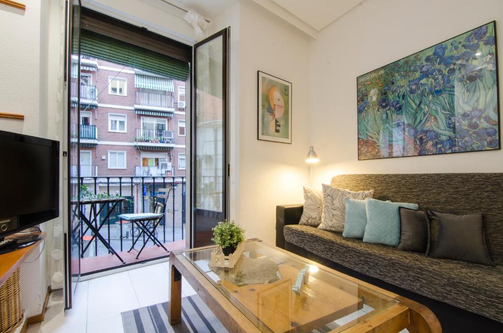 A television and/or entertainment centre at Apartments Plaza Mayor