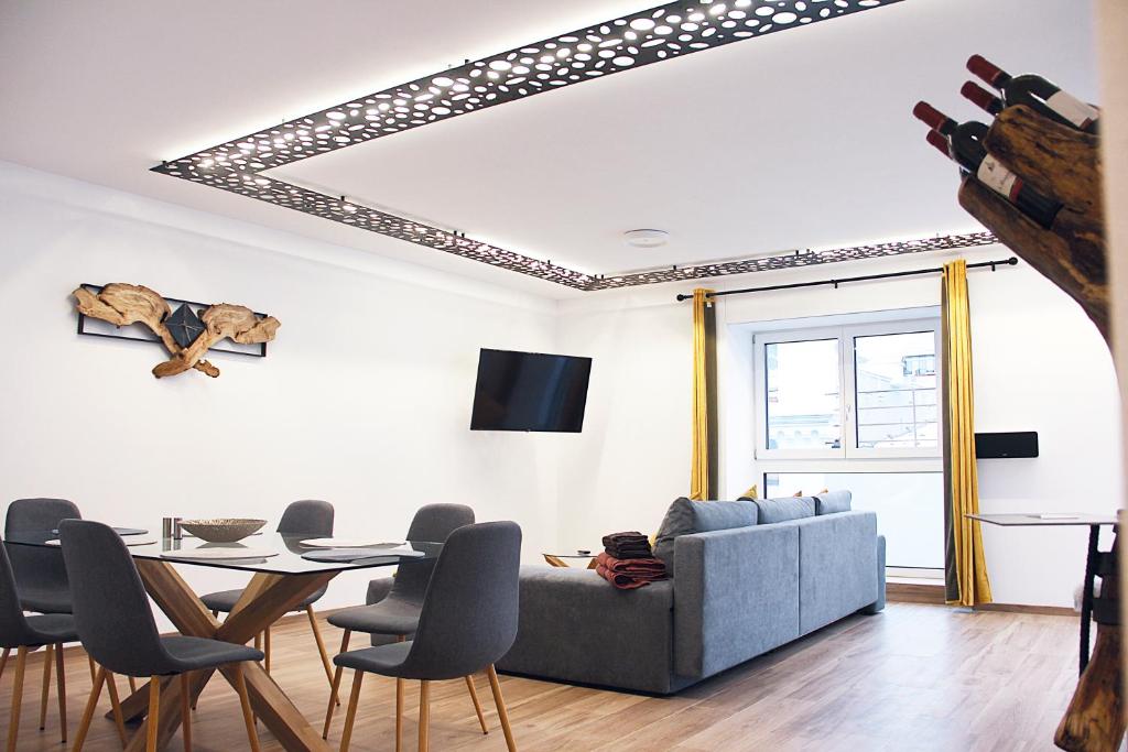 un soggiorno con un divano e un tavolo di Laurentia Penthouse Apartment a Merano