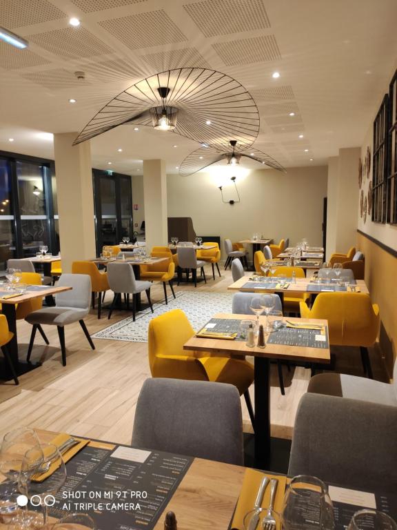 Un restaurante u otro lugar para comer en Logis Hôtels - Le Bellaroc - Hôtel 2 étoiles et Restaurant