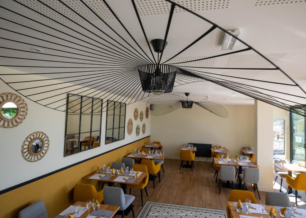 Un restaurante u otro lugar para comer en Logis Hôtels - Le Bellaroc - Hôtel 2 étoiles et Restaurant
