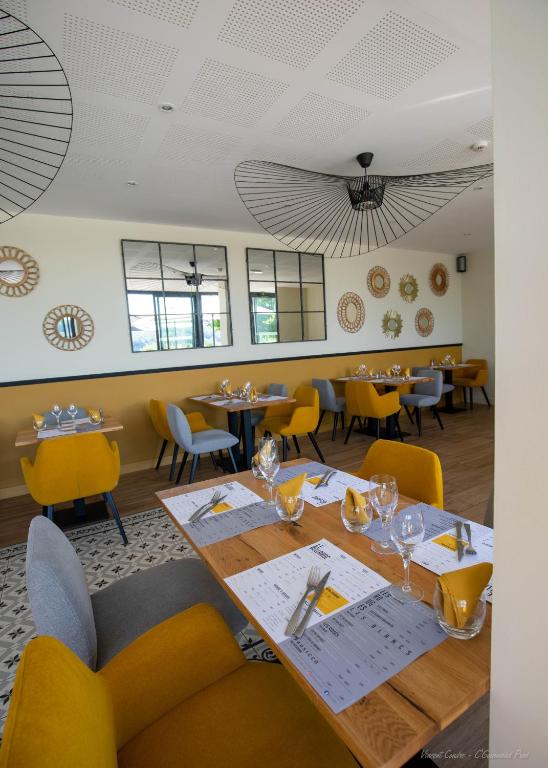 Un restaurante u otro lugar para comer en Logis Hôtels - Le Bellaroc - Hôtel 2 étoiles et Restaurant