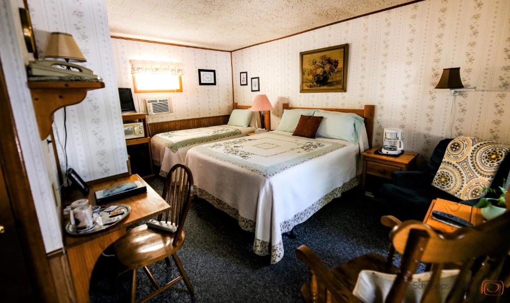 Postel nebo postele na pokoji v ubytování The Pines Country Inn