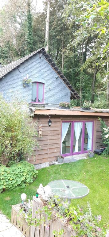 una casa con un aro de baloncesto en el patio en LA P'TITE MAISON en Charleroi