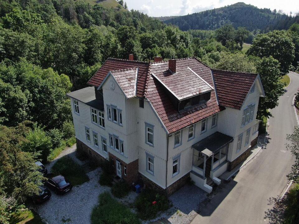 an aerial view of a large white house at das weisse Haus am Fluss in Hahnenkopf