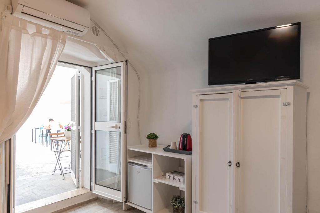 TV a/nebo společenská místnost v ubytování Albergo Diffuso Monopoli